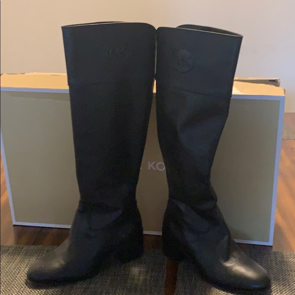 Michael Kors boots no scratches like new size 5.5 - Picture 2 of 3